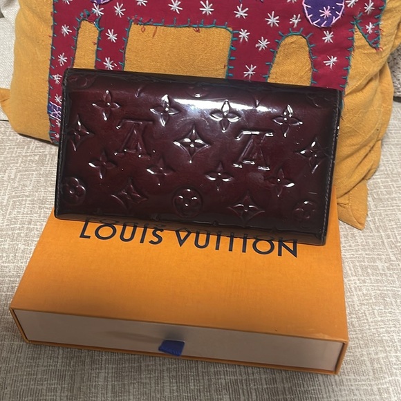 Louis Vuitton Amarante Vernis Sarah Monogram Wallet - Picture 8 of 17